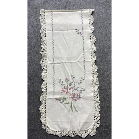 Handmade Floral Cross Stitch Table Runner Crochet Lace Trim White Linen Bouquet - Picture 10 of 13